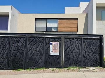00f3582e95463c6260777352074bc6745b2b3e7d63e20773cea0e8a465875823 · Casa en Venta Fracc. El Refugio, Querétaro.