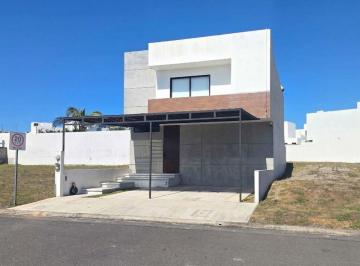 Casa de 4 habitaciones, Alvarado · Casa en Venta con Recámara en Planta Baja en El Fraccionamiento Lomas de La Rioja en La Riviera Vera