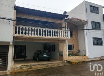Casa · 320m² · 5 Recámaras · 2 Estacionamientos · Casa en Venta Zona Premium de Huauchinango