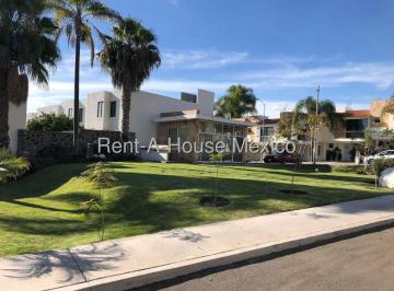 Casa de 3 habitaciones, El Marqués · Casa en Renta en El Mirador | Modelo Amplio con Terraza y Privada con Seguridad Dg