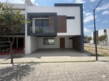 Casa · 260m² · 4 Recámaras · 3 Estacionamientos · Casa en Venta en Lomas de Angelopolis III, en Esquina 4 Recamaras