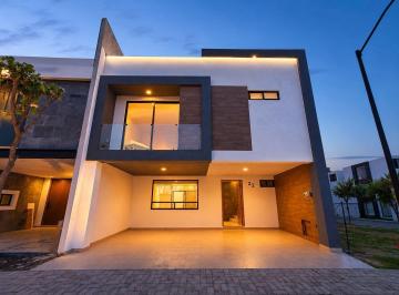 Casa · 260m² · 4 Recámaras · 3 Estacionamientos · Casa en Venta en Lomas de Angelopolis III, en Esquina 4 Recamaras