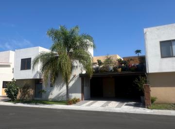 Casa en condominio de 4 habitaciones, Corregidora · Hermosa Casa con Jardín y Roof Garden