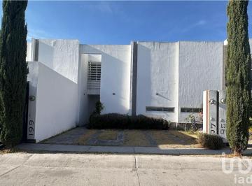 Casa · 150m² · 4 Recámaras · 2 Estacionamientos · Casa en Venta Al Sur de Aguascalientes Barlovento Rancho Santa Monica