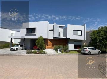 Casa · 600m² · 4 Recámaras · 6 Estacionamientos · Casa en Fraccionamiento El Campanario