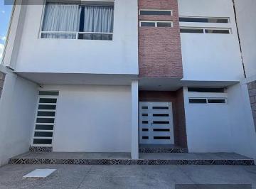 Casa · 335m² · 3 Recámaras · 3 Estacionamientos · Casa en Fraccionamiento Cumbres del Lago