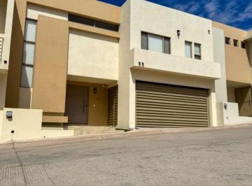 Casa de 4 habitaciones, Guaymas · Casa en Venta con 228 m² Superficie de Terreno 217 m², 4 Habitaciones y Alberca en El Country Club.