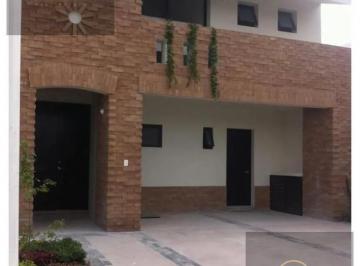 Casa · 3 Recámaras · 2 Estacionamientos · Casa en Fraccionamiento Cumbres del Lago