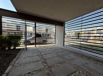 Casa · 100m² · 3 Recámaras · 2 Estacionamientos · Casa en Renta, en Esquina a un Costado de Áreas Verdes, en Misión La Joya, Querétaro