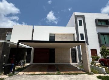 Casa · 3 Recámaras · 4 Estacionamientos · Rento Casa Sin Muebles en Aqua Residencial Dé 3 Rec con Alberca