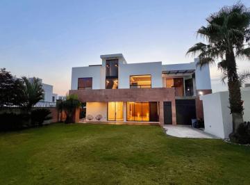 Casa · 420m² · 4 Recámaras · 2 Estacionamientos · Casa en Venta con 4 Recamaras en Lomas de Angelopolis Parque Victoria.
