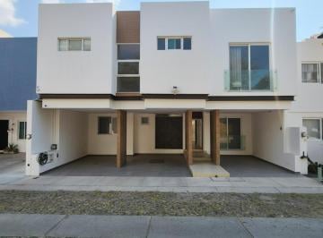 Casa en condominio · 304m² · 4 Recámaras · 4 Estacionamientos · Casa con Grandes Espacios Para Familia Que Busca Comodidad Frente a Schoenstatt