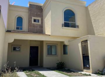 Casa de 3 habitaciones, Saltillo · Rento Casa en Fraccionamiento Privado