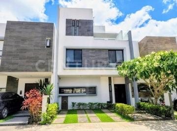 Casa · 170m² · 3 Recámaras · 2 Estacionamientos · Venta Casa con 3 Recámaras en Venta, 110 m² Superficie de Terreno, Arbolada