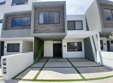 Casa · 151m² · 3 Recámaras · 2 Estacionamientos · Zakia Casa de Dos Niveles en Venta Rah4030