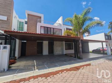 Casa · 220m² · 3 Recámaras · 3 Estacionamientos · En Venta Una Casa Encantadora en El Fracc El Encanto en Morillotla Cholula Puebla