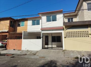 Casa · 135m² · 3 Recámaras · 1 Estacionamiento · Casa en Venta en Colonia Playa Linda, Veracruz