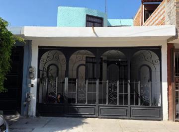 Casa · 125m² · 4 Recámaras · 1 Estacionamiento · Pradera del Bosque | Ampliada con Recámaras en Planta Baja | Casa en Venta | León, Guanajuato