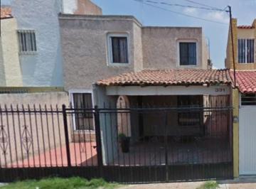 Casa de 3 habitaciones, Irapuato · Casa en Venta en Col. Tabachines, Calle Guatemala, Irapuato, Guanajuato