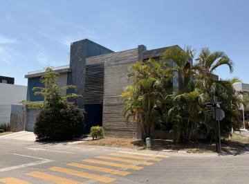 Casa de 3 habitaciones, Zapopan · Casa en Venta en Villa Verona, Zapopan | Amplios Espacios, Jardín y Casa Club con Alberca
