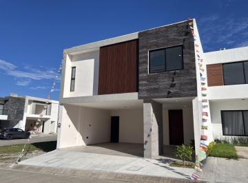Casa · 240m² · 3 Recámaras · 2 Estacionamientos · Lomas del Dorado, Casa en Venta con Estancia de Tv y 3 Recamaras con Baño