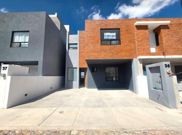 Casa · 220m² · 4 Recámaras · 2 Estacionamientos · Casa en Venta en El Condado