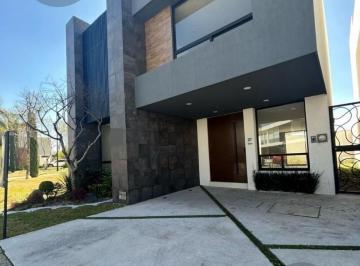 Casa · 297m² · 4 Recámaras · 2 Estacionamientos · Casa - Fraccionamiento Lomas de Angelópolis