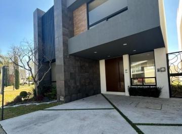 Casa · 297m² · 4 Recámaras · 2 Estacionamientos · Casa - Fraccionamiento Lomas de Angelópolis