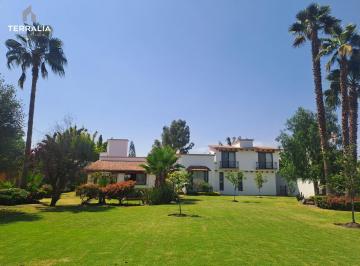 Casa · 980m² · 4 Recámaras · 6 Estacionamientos · Casa en Venta en Jurica 5 Recamaras con 4,900 m²