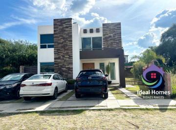 Casa · 244m² · 4 Recámaras · 3 Estacionamientos · Casa en Venta en Residencial Haciendas de Tequisquiapan