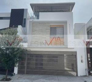 Casa · 300m² · 3 Recámaras · 2 Estacionamientos · Casa en Venta en Monterrey