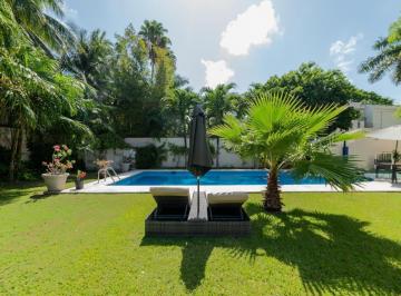 Casa · 405m² · 5 Recámaras · 2 Estacionamientos · Casa en Venta con Alberca, Jardin y 5 Recamaras en Campestre