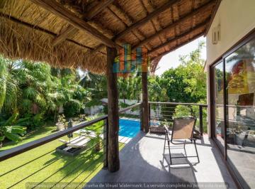 Casa · 405m² · 5 Recámaras · 2 Estacionamientos · Casa en Venta con Alberca, Jardin y 5 Recamaras en Campestre