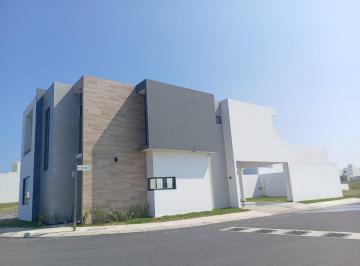 Casa · 185m² · 3 Recámaras · 2 Estacionamientos · Lomas de La Rioja, Casa en Venta en Esquina de 3 Recámaras con Jardín y Terraza