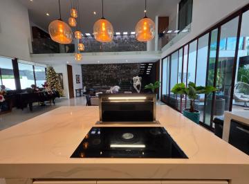 isla de granito de la cocina para 6 personas · Nortemerida Hermosa Residencia con Doble Altura y Enorme Cocina Abierta