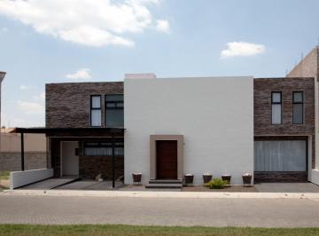 Casa de 4 habitaciones, Pachuca · Residencia en Zona Plateada con Recámara en Planta Baja y Doble Seguridad Frente a Área Verde