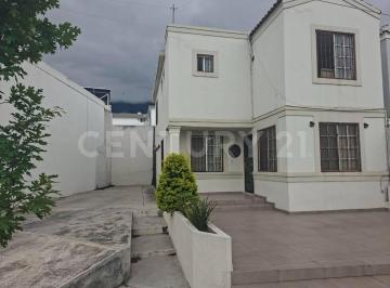 Casa · 130m² · 4 Recámaras · 3 Estacionamientos · Casa en Venta en Col. Paseo de Cumbres en Monterrey