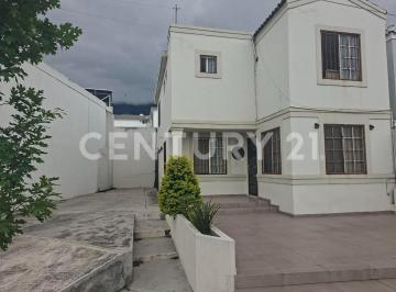 Casa · 130m² · 4 Recámaras · 3 Estacionamientos · Casa en Venta en Col. Paseo de Cumbres en Monterrey