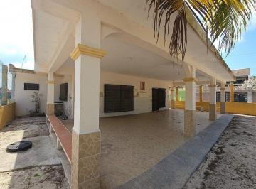 Casa · 435m² · 3 Recámaras · 7 Estacionamientos · Venta de Casa 1,504 m² Frente 3 Calles a 2 Calles de La Playa en Progreso Yucatan