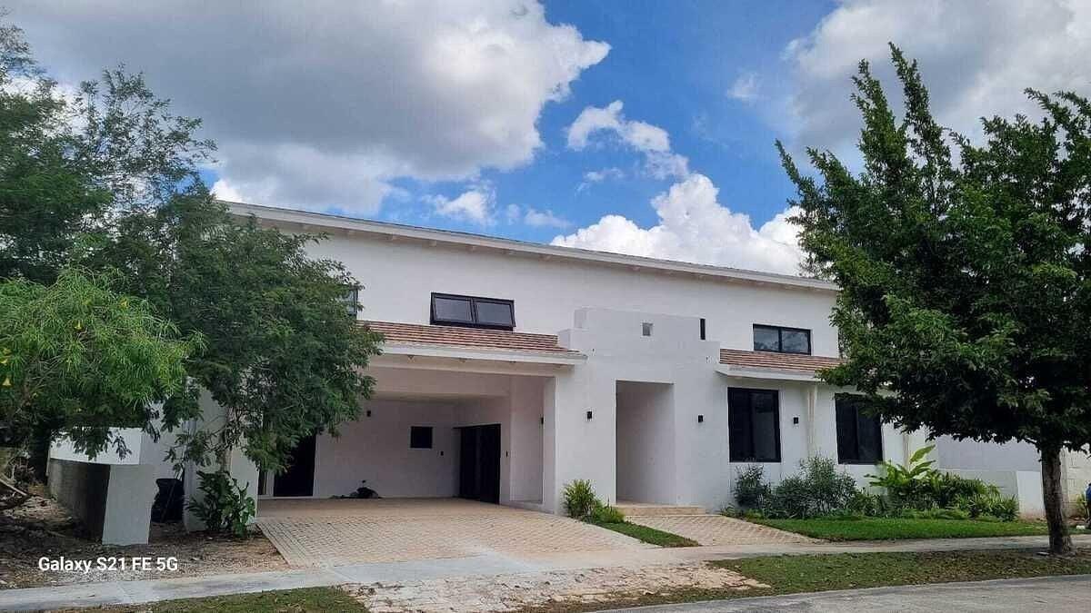 House for Sale in Yucatán Country Club. Privada Kutz