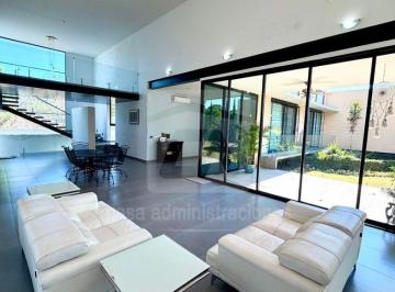 Casa en condominio · 657m² · 5 Recámaras · 6 Estacionamientos · Casa en Venta en Coto Privado en El Arenal, Jalisco