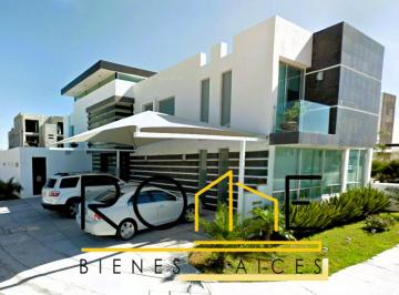 Casa de 4 habitaciones, Querétaro · ¡Casa en Venta Ubicada en Cumbres del Lago Queretaro, Unica Oportunidad de Remate!