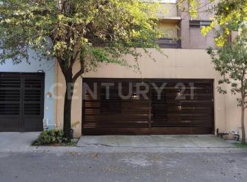 Casa · 210m² · 3 Recámaras · 2 Estacionamientos · Casa en Venta en Col. Paseo de Cumbres en Monterrey