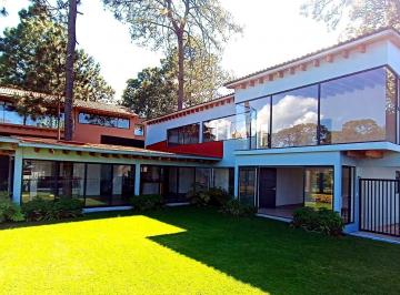 Casa en condominio · 586m² · 4 Recámaras · 3 Estacionamientos · Casa en Renta en Avándaro, con Vista Al Lago y Jardín