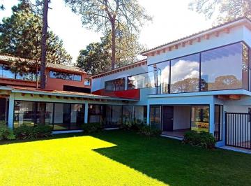 Casa en condominio · 586m² · 4 Recámaras · 3 Estacionamientos · Casa en Renta en Avándaro, con Vista Al Lago y Jardín