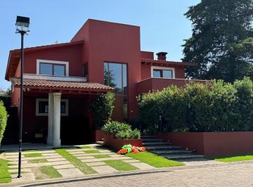 Casa · 348m² · 3 Recámaras · 4 Estacionamientos · Casa en Venta en Club de Golf Los Encinos