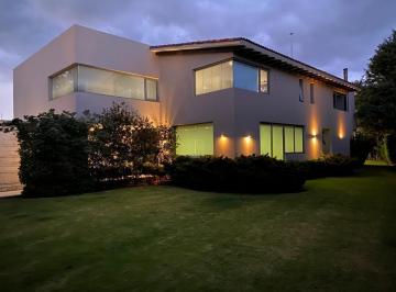 Casa · 700m² · 4 Recámaras · 6 Estacionamientos · Casa en Venta en Club de Golf Los Encinos