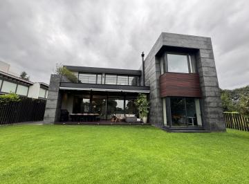 Casa · 700m² · 3 Recámaras · 6 Estacionamientos · Sublime Casa Moderna Colindante Al Club de Golf Los Encinos