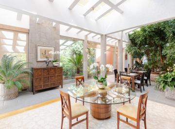 Casa · 1332m² · 4 Recámaras · 10 Estacionamientos · Casa en Venta Sobre El Campo de Golf de Los Encinos