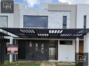 Casa · 281m² · 4 Recámaras · 2 Estacionamientos · ¡Hermosa Casa en Venta de 4 Habitaciones en Residencial Rio!